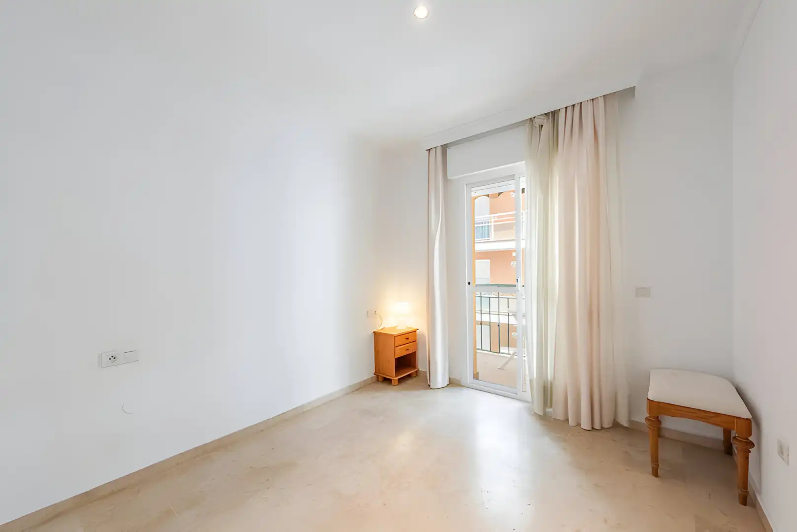 Dormitori de Apartament en venda en Estepona amb Aire condicionat, Terrassa i Balcó