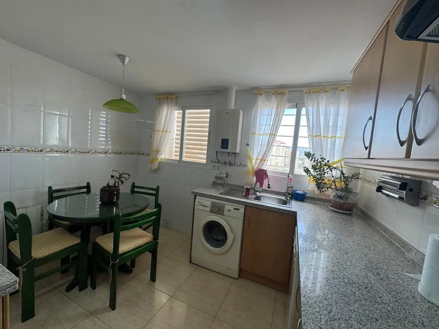 Cuina de Apartament de lloguer en El Campello amb Terrassa, Moblat i Forn