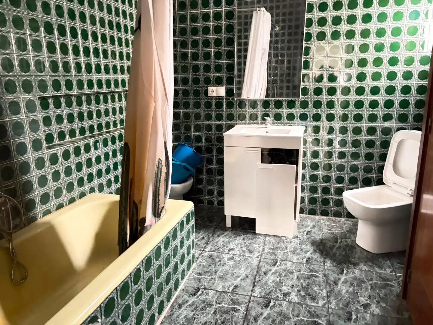 Bathroom of Flat for sale in Torrent  with Balcony and Internet