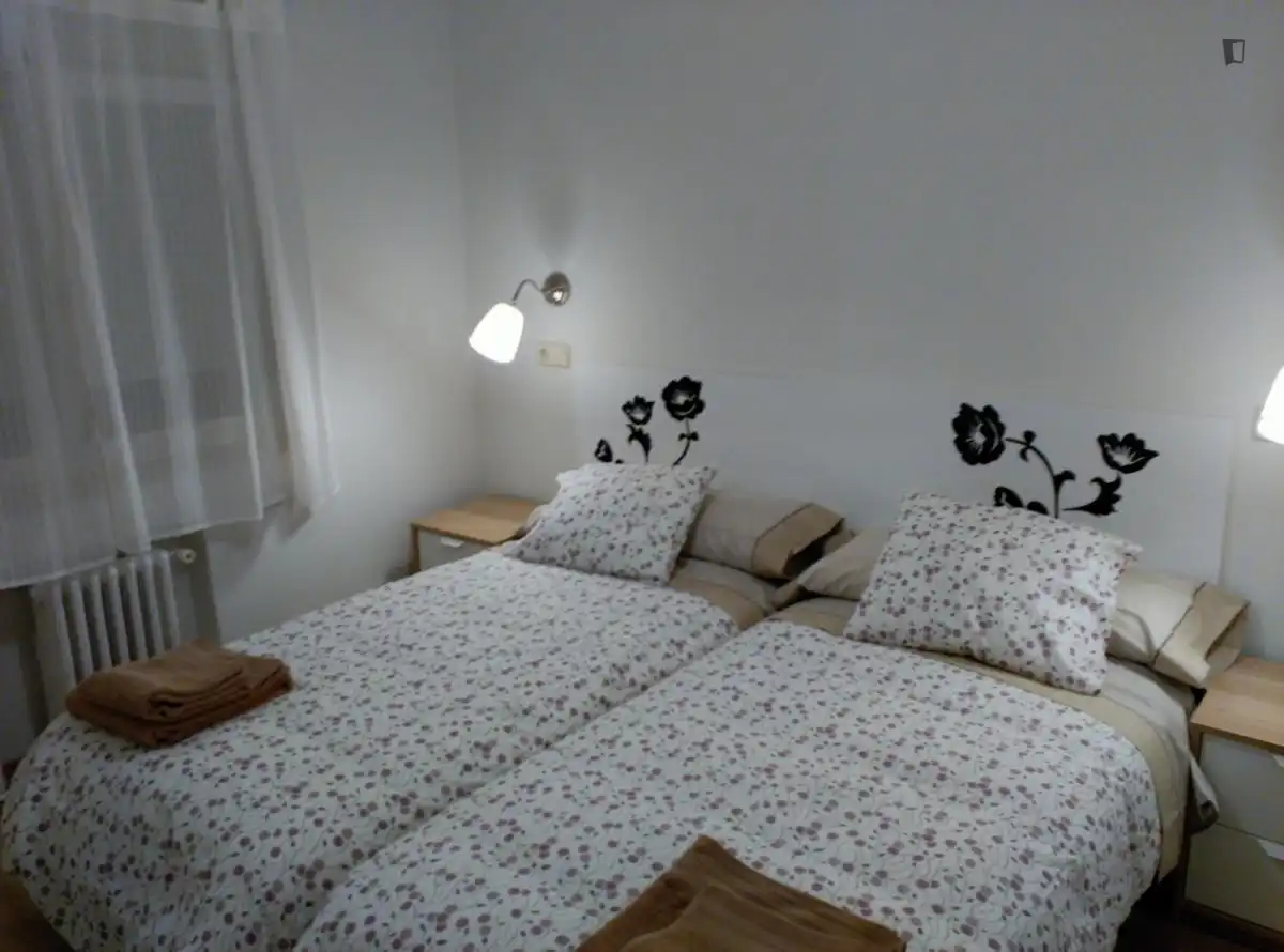 Dormitori de Apartament de lloguer en  Madrid Capital amb Aire condicionat, Calefacció i Moblat
