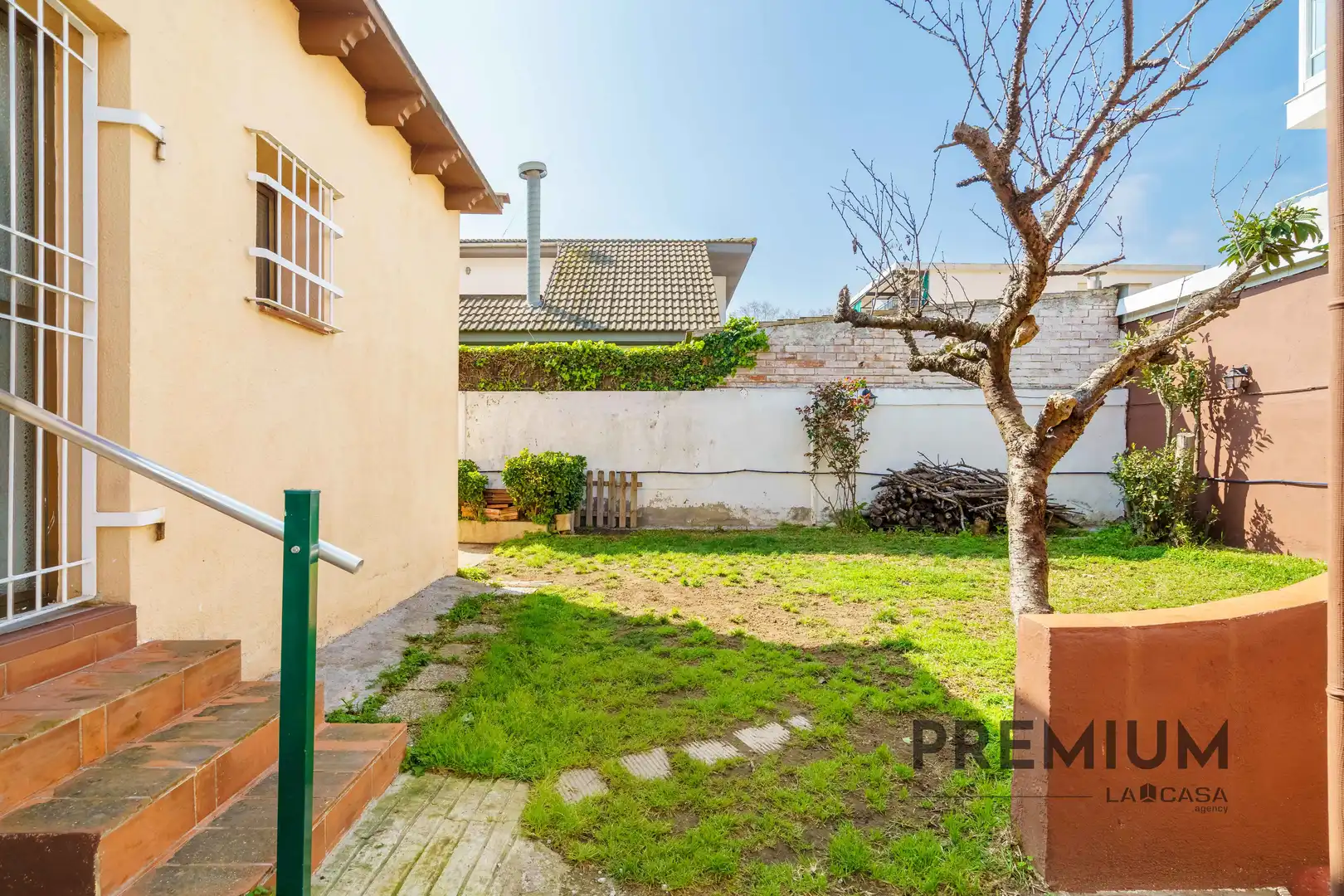 Exterior view of Houses for sale in Castelldefels  with Terrace and Balcony