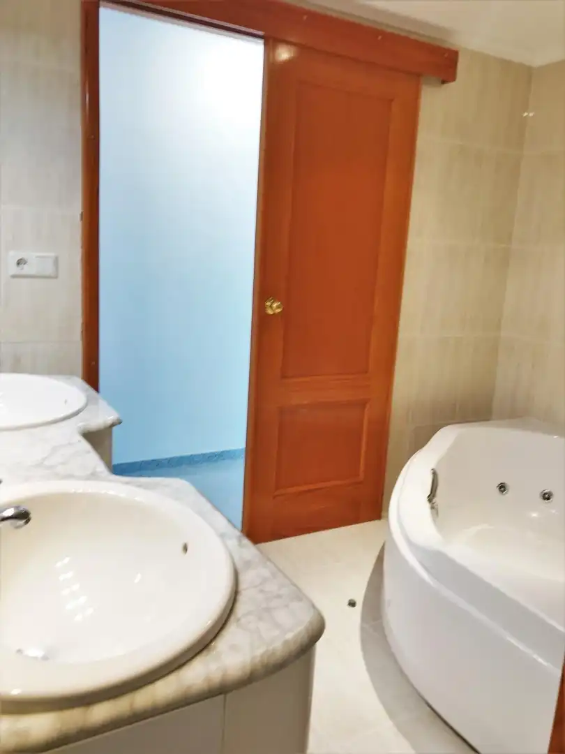 Bathroom of Apartments for rent in El Campello  with Private garden, Balcony and Community pool