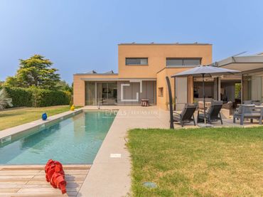 Xalet amb piscina en venda a Peralada