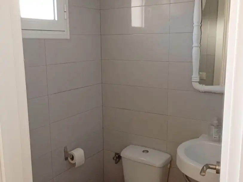 Baño de Local de alquiler en Sevilla con Aire acondicionado, Calefacción y Terraza