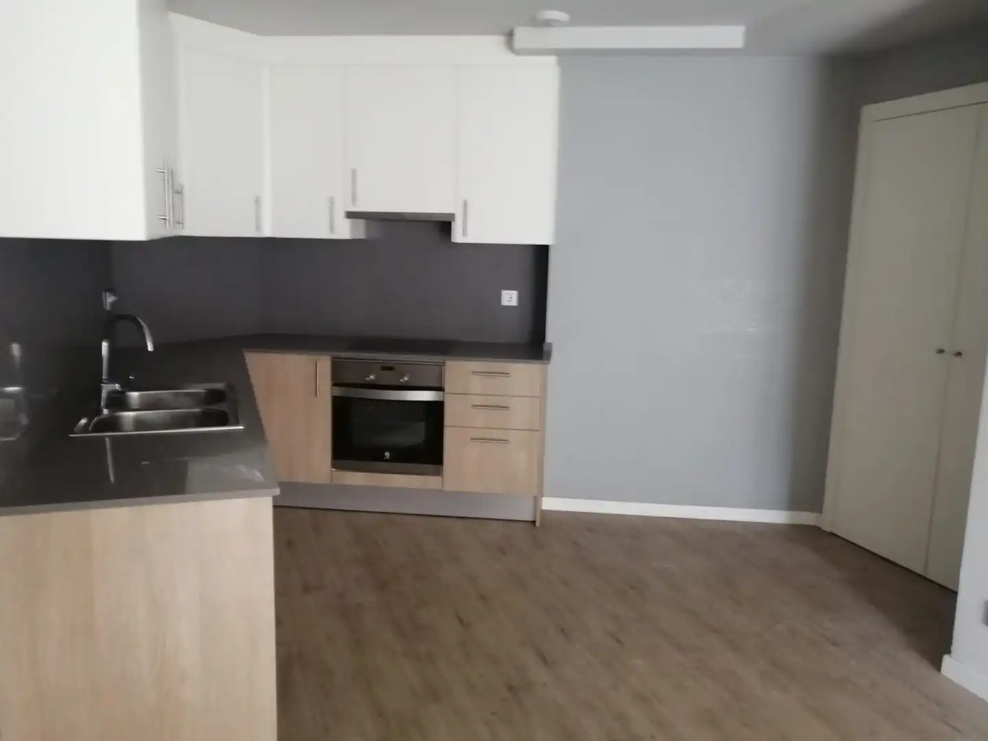 Cocina de Piso de alquiler en Martorell con Parquet, Horno y Balcón