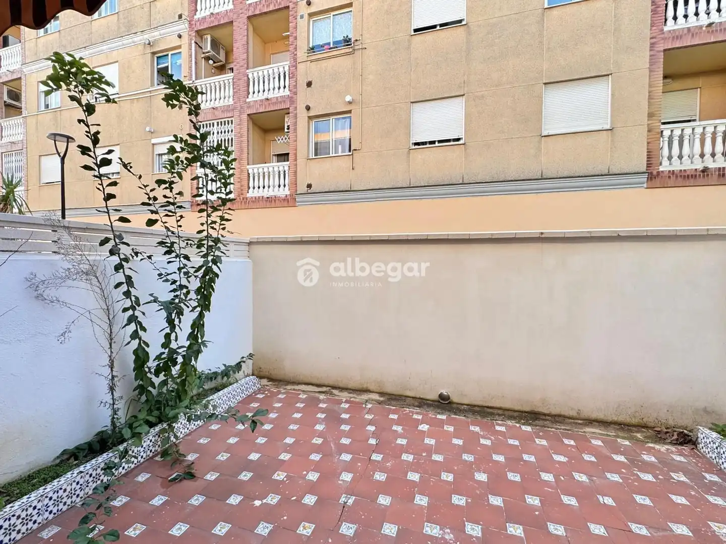 Vista exterior de Casa adosada en venda en Alfafar amb Aire condicionat, Jardí privat i Terrassa
