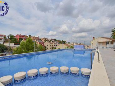 Casa aparellada amb piscina en venda a Avenida del Riu Túria
