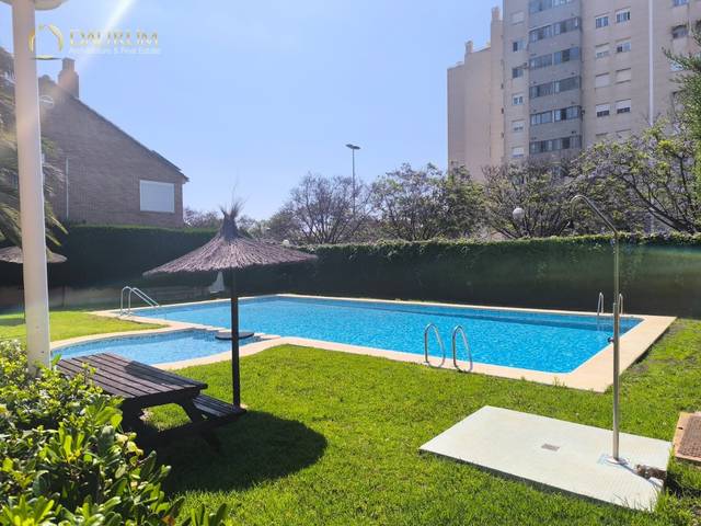 Casa adosada en Venta en CALLE HISPANIA en Albufereta