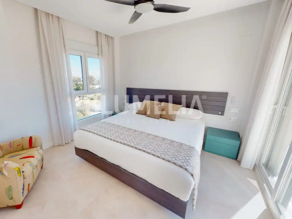 Schlafzimmer von Dachboden zum Verkauf in Oliva mit Klimaanlage, Heizung und Privatgarten
