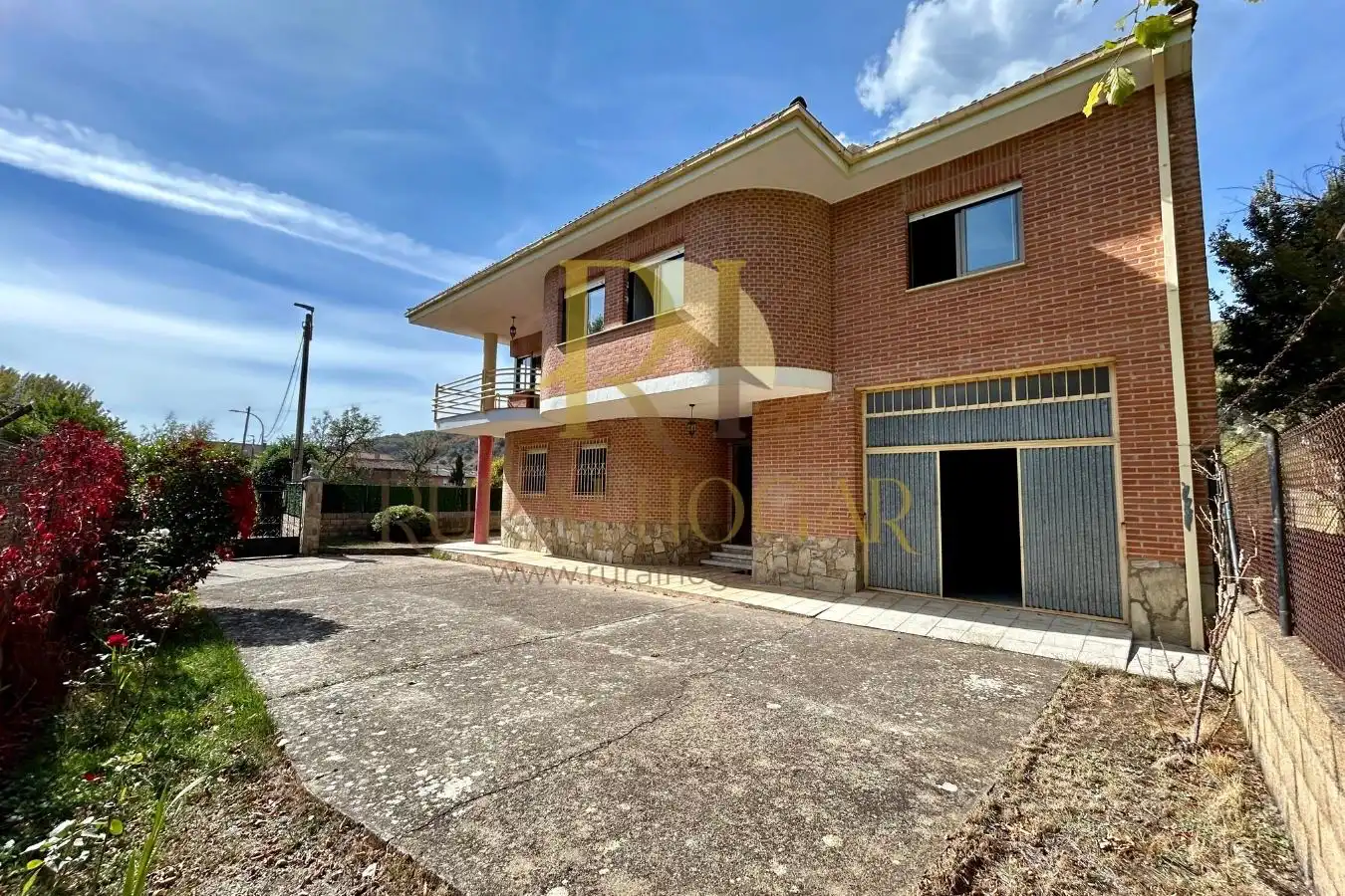 Vista exterior de Casa o chalet en venta en Matallana de Torío con Terraza