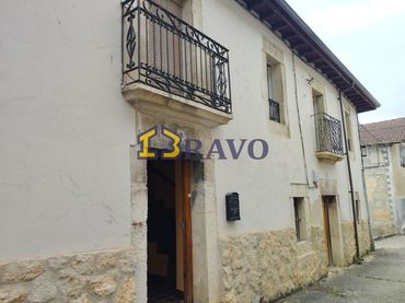 Casa con balcón en venta en Medina de Pomar