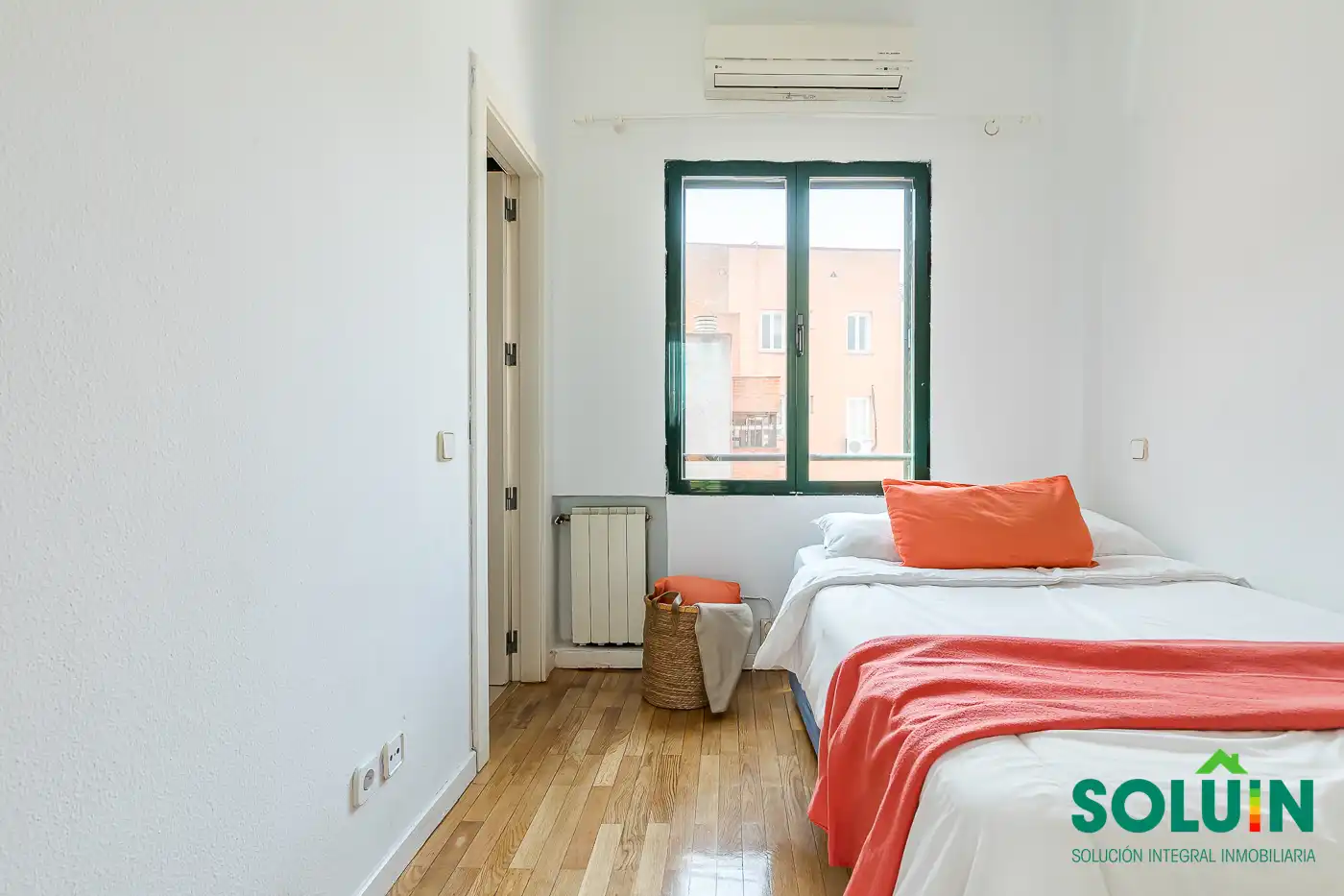 Schlafzimmer von Dachboden zur Miete in Madrid mit Klimaanlage, Heizung und Parkett