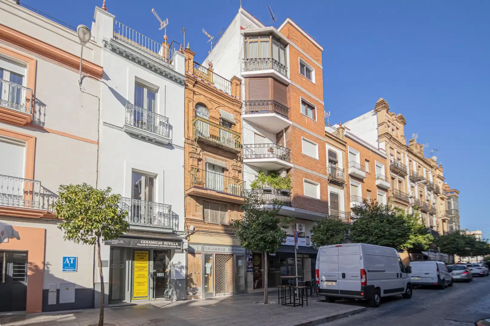 Vista exterior de Casa adosada en venda en Sevilla amb Terrassa