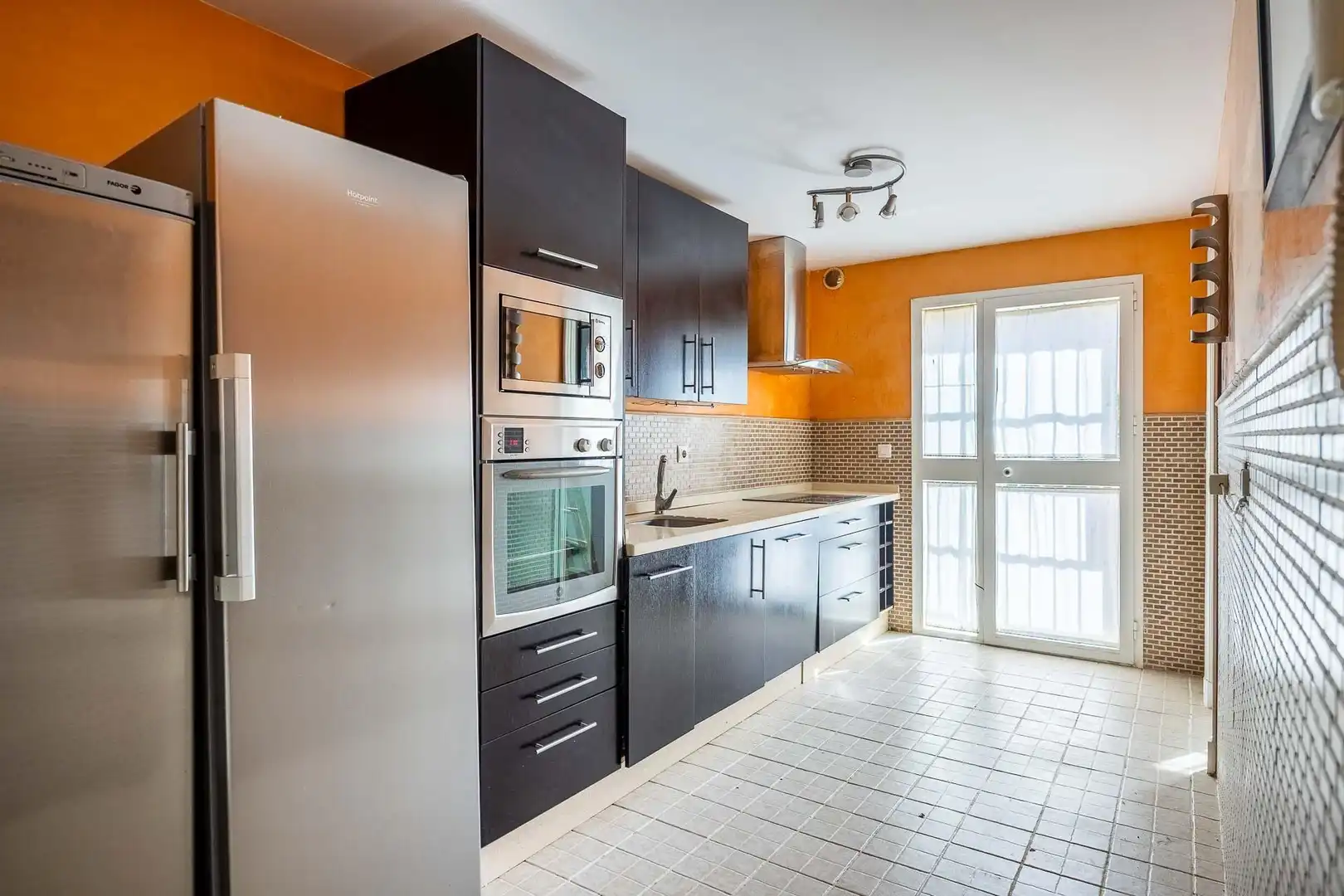 Cocina de Casa adosada de alquiler en Espartinas con Aire acondicionado, Calefacción y Jardín privado
