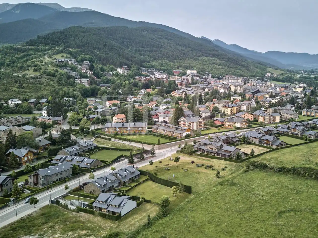 Vista exterior de Casa adosada en venda en Alp amb Calefacció, Jardí privat i Parquet