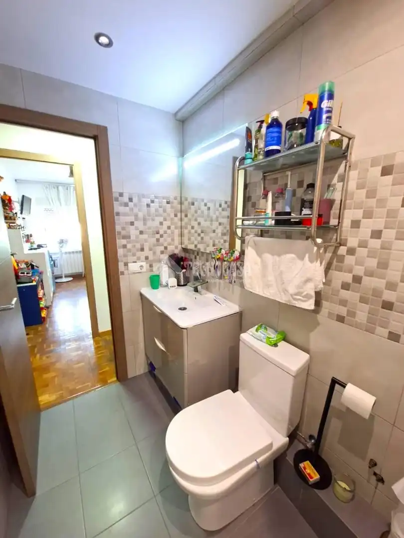Baño de Piso en venta en Parla con Calefacción, Terraza y Balcón