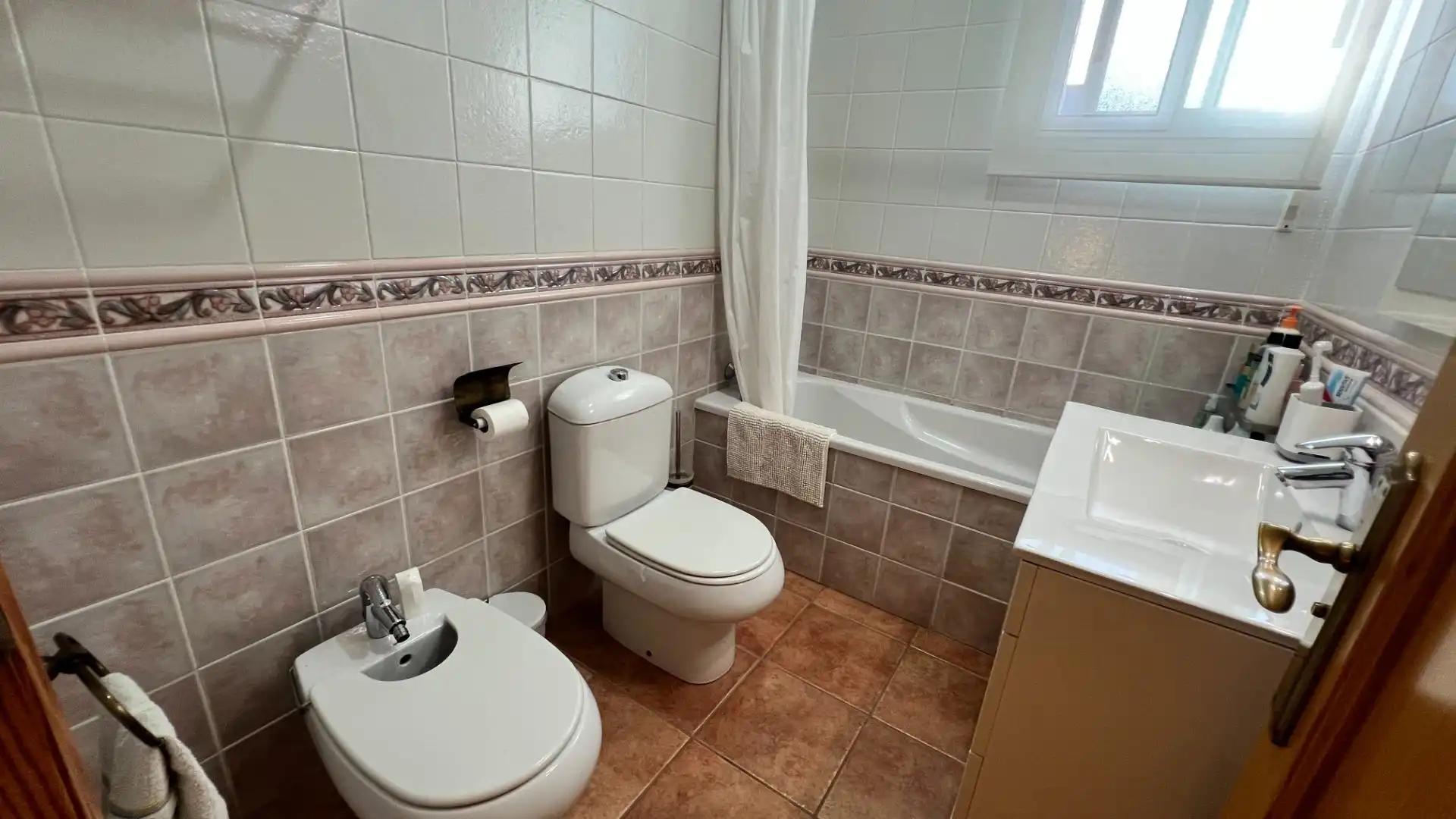 Bany de Casa o xalet en venda en Castellón de la Plana / Castelló de la Plana amb Aire condicionat, Jardí privat i Terrassa