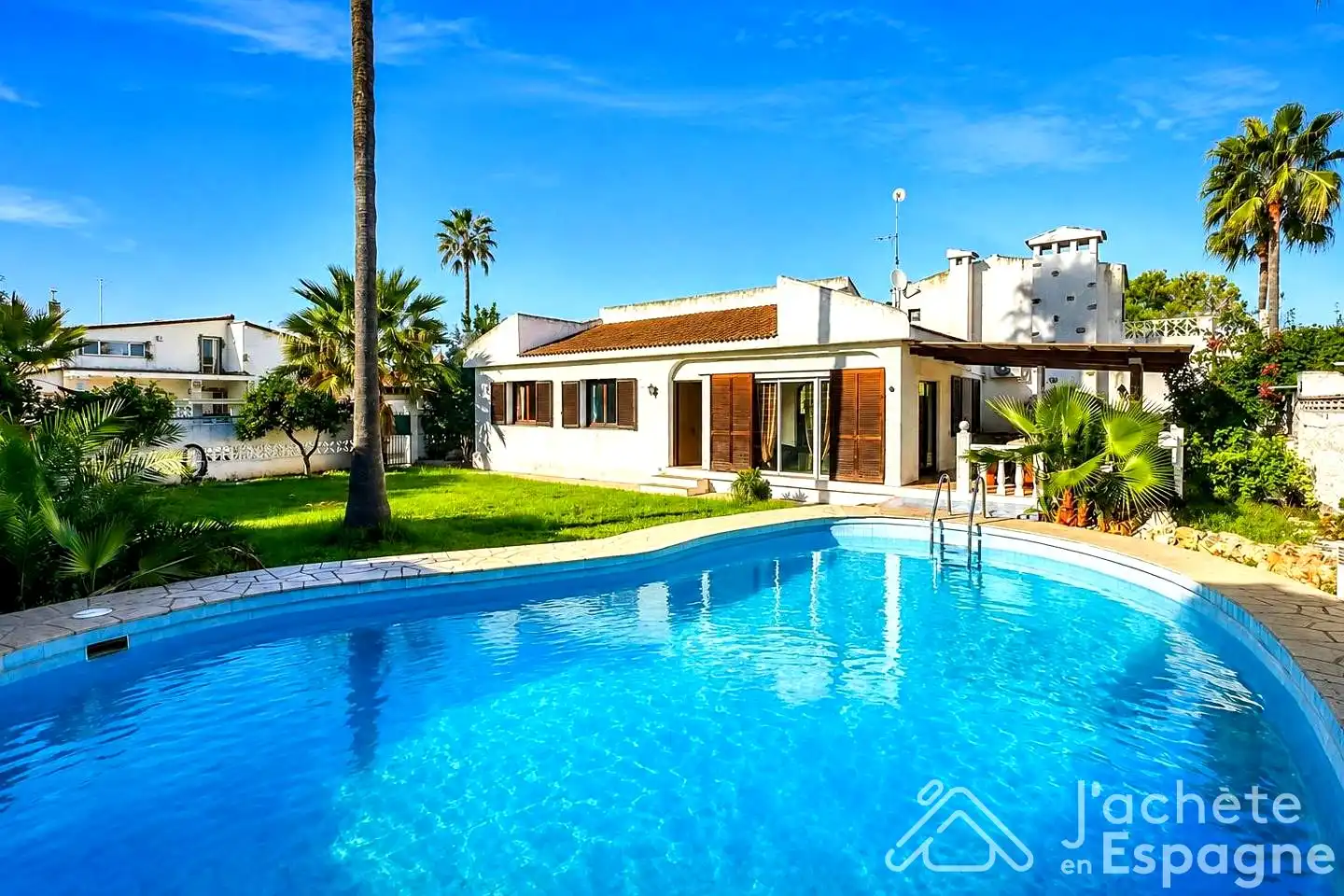 Vista exterior de Casa o xalet en venda en Vinaròs amb Aire condicionat, Calefacció i Jardí privat
