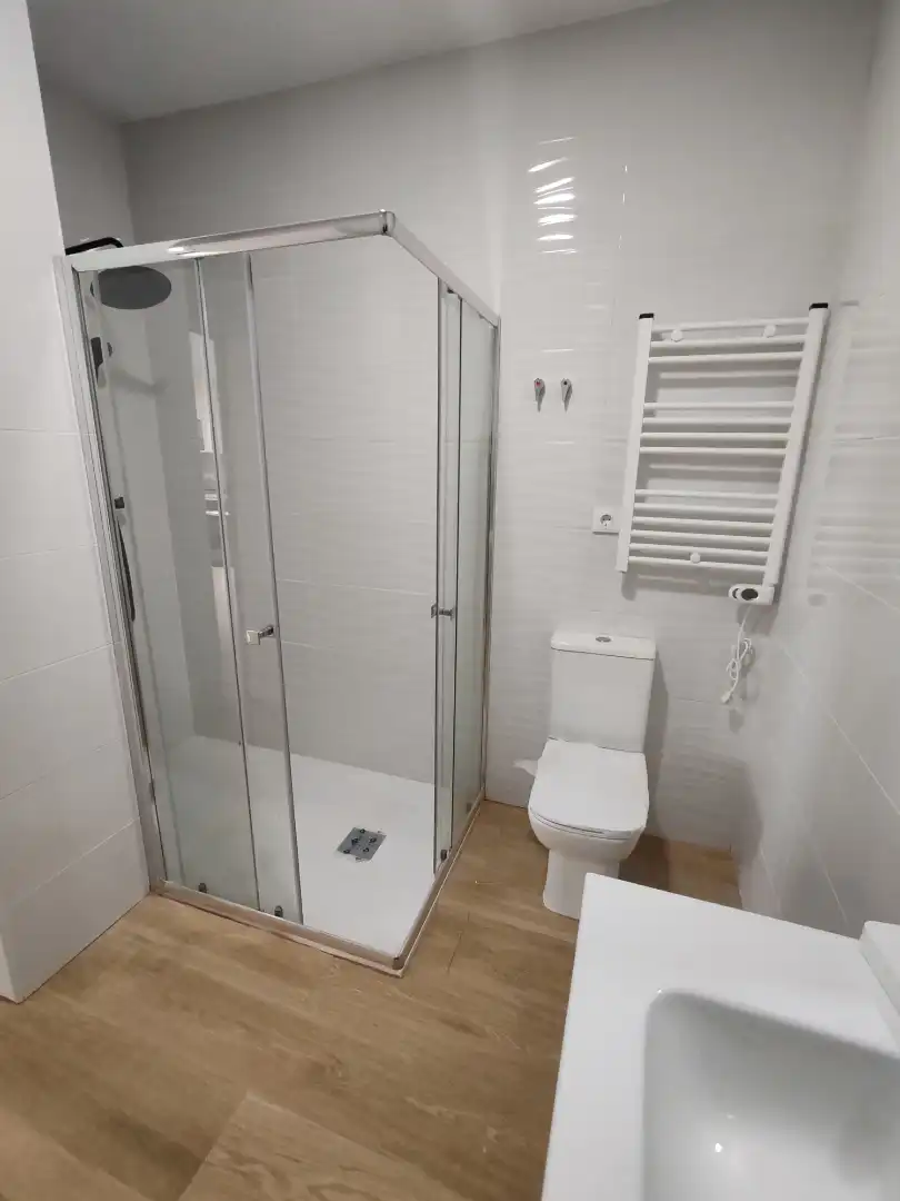 Badezimmer von Wohnung zum Verkauf in Fuenlabrada mit Klimaanlage, Heizung und Waschmaschine