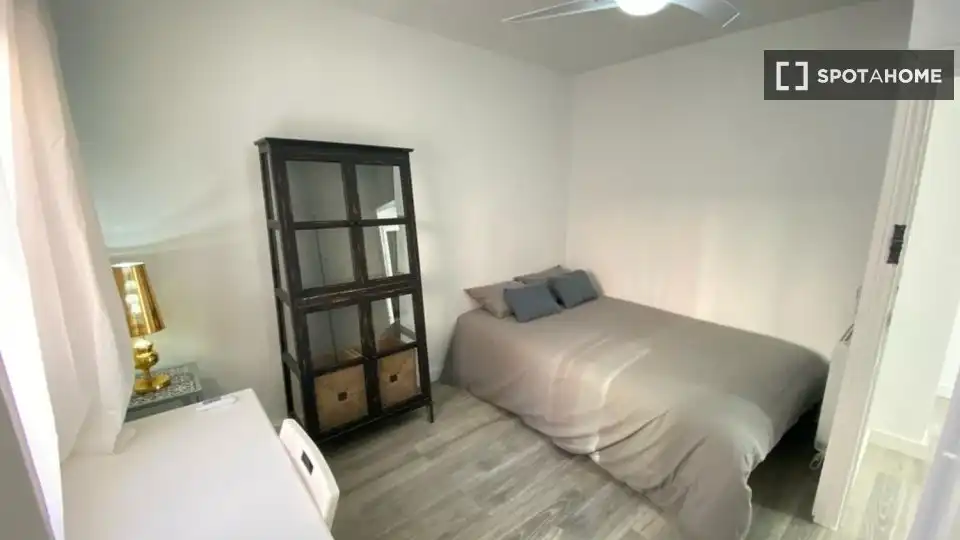 Bedroom of Flat for share in Madrid  with Air Conditioner, Terrace and Furnished