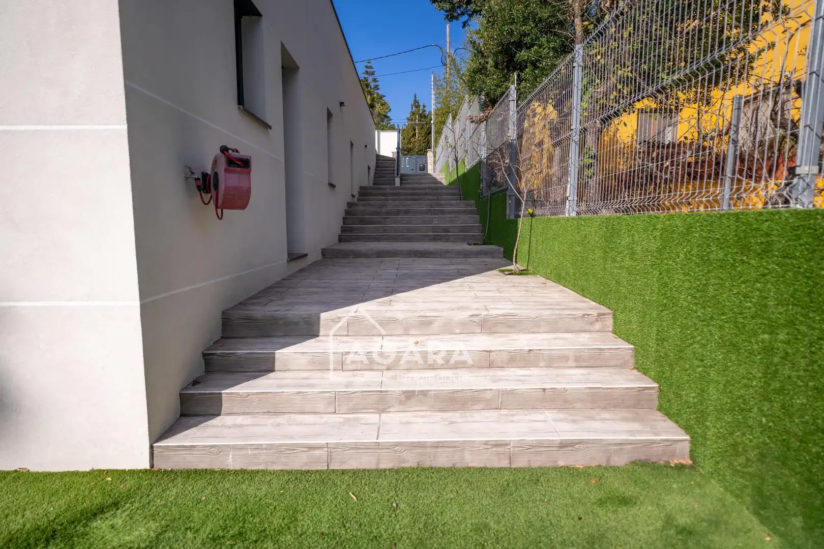 Vista exterior de Casa o xalet en venda en Corbera de Llobregat amb Calefacció i Jardí privat