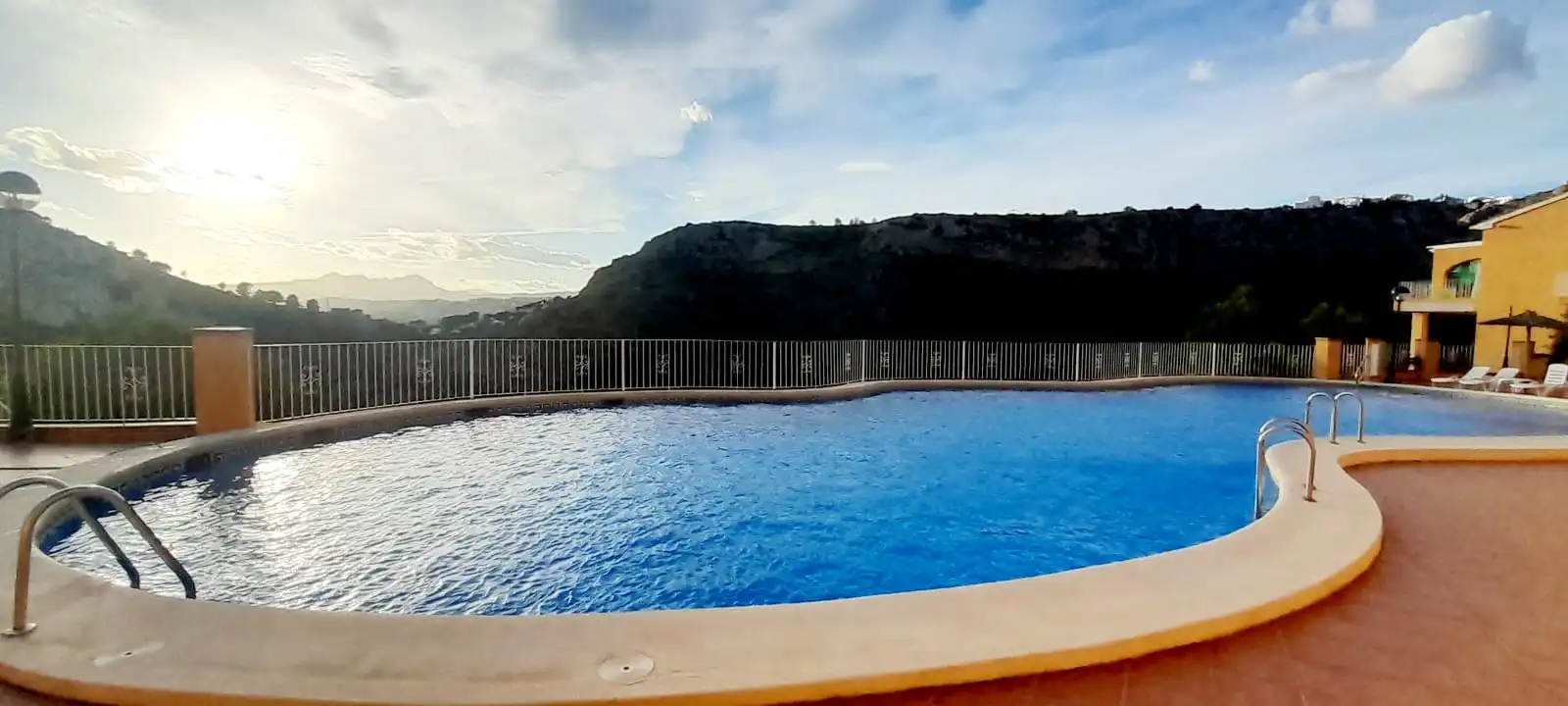 Schwimmbecken von Einfamilien-Reihenhaus zum Verkauf in Benitachell / El Poble Nou de Benitatxell mit Klimaanlage, Heizung und Terrasse