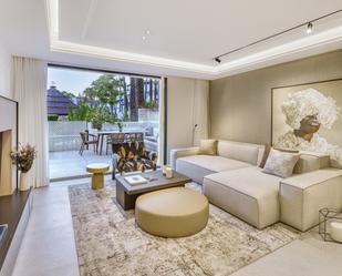 Sala d'estar de Planta baixa en venda en Marbella amb Aire condicionat, Terrassa i Piscina