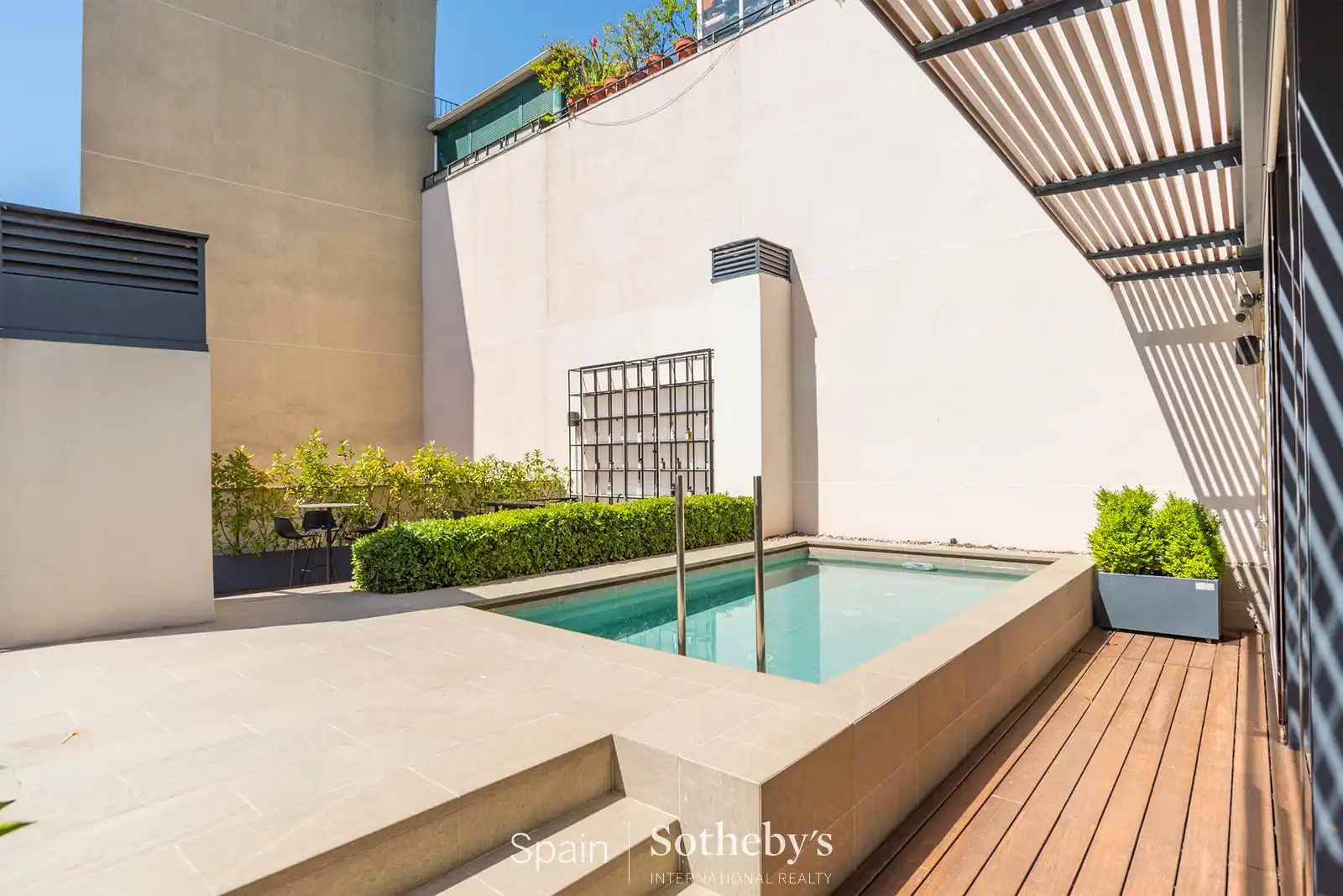 Piscina de Ático en venta en Madrid con Aire acondicionado, Calefacción y Jardín privado