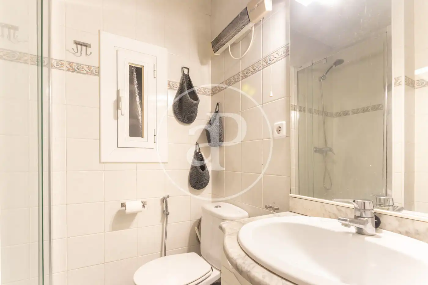 Baño de Piso de alquiler en Barcelona con Amueblado y Balcón