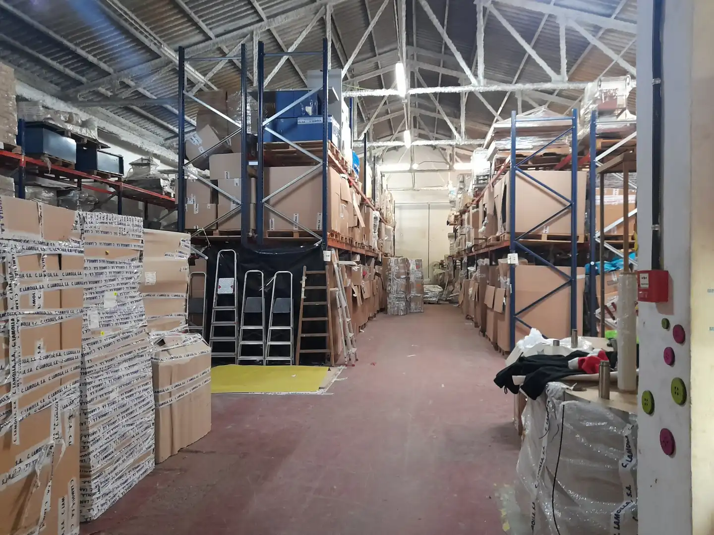 Fabrikhallen zum Verkauf in Terrassa mit Heizung