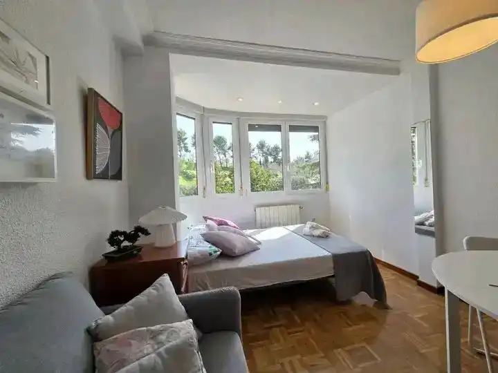 Schlafzimmer von Wohnungen zur Miete in  Madrid Capital mit Balkon