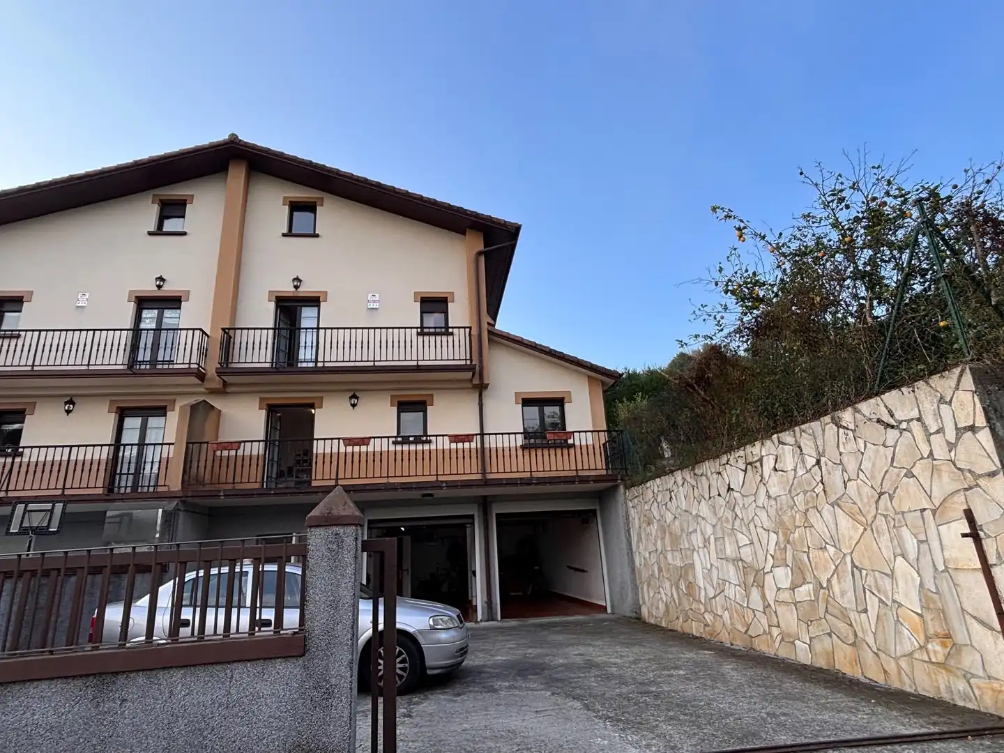 Vista exterior de Casa o xalet en venda en Irun  amb Calefacció, Jardí privat i Traster