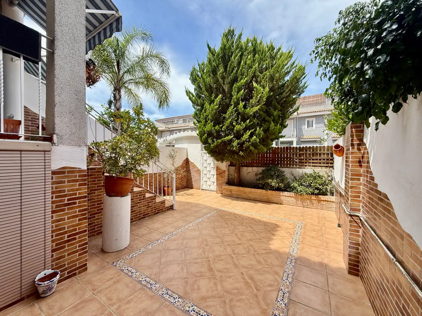 Terrasse von Einfamilien-Reihenhaus zum Verkauf in San Antonio de Benagéber mit Klimaanlage, Heizung und Privatgarten