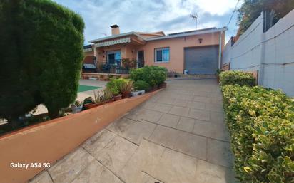 Exterior view of Single-family semi-detached for sale in Olesa de Montserrat  with Air Conditioner and Terrace