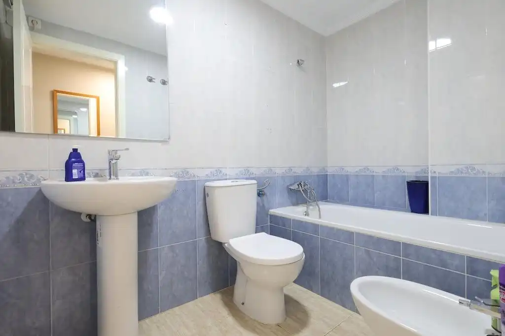 Baño de Apartamento de alquiler en Orihuela con Aire acondicionado, Amueblado y Balcón