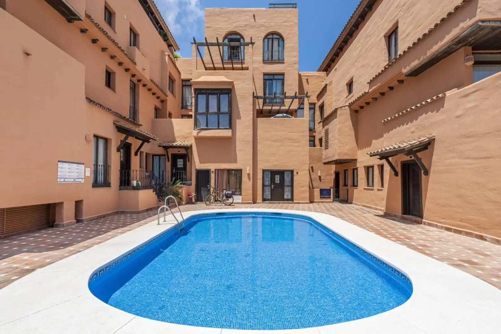 Piscina de Dúplex en venda en Estepona amb Calefacció, Jardí privat i Terrassa