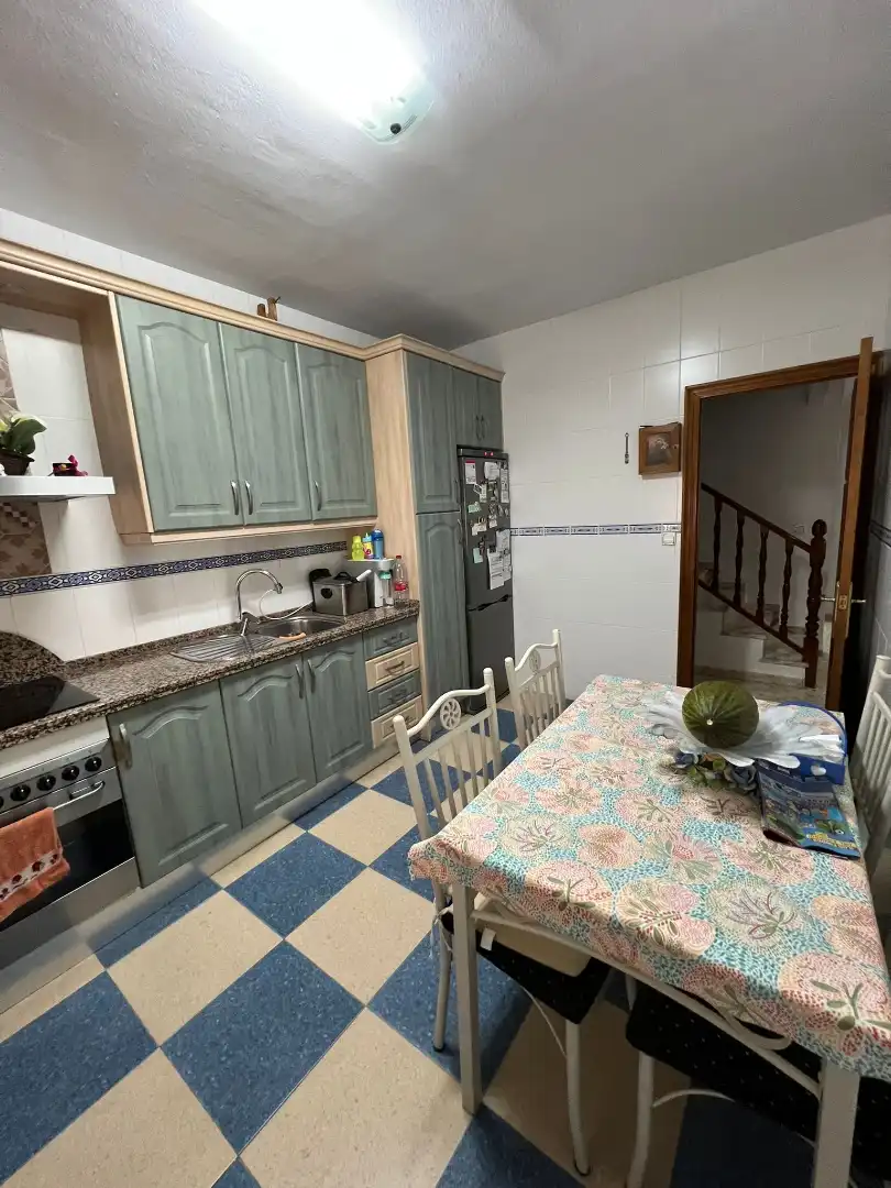 Küche von Einfamilien-Reihenhaus zum Verkauf in La Rinconada mit Klimaanlage, Abstellraum und Balkon