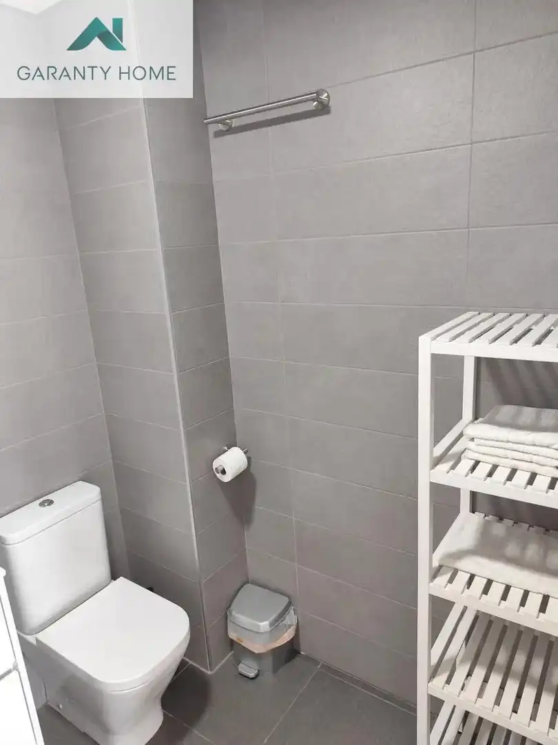 Baño de Piso de alquiler en Vélez-Málaga con Aire acondicionado, Jardín privado y Terraza