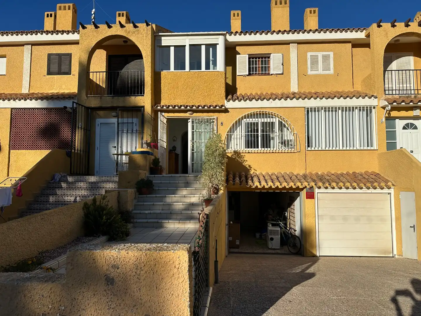 Außenansicht von Einfamilien-Reihenhaus zum Verkauf in Orihuela mit Terrasse, Abstellraum und Schwimmbad