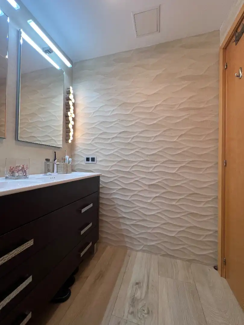 Badezimmer von Dachboden zum Verkauf in Salou mit Klimaanlage, Heizung und Privatgarten
