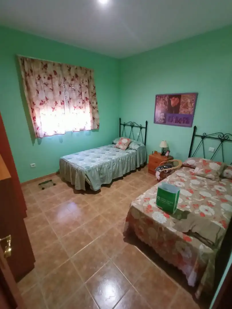 Dormitori de Casa o xalet en venda en Alburquerque amb Jardí privat, Piscina i Moblat
