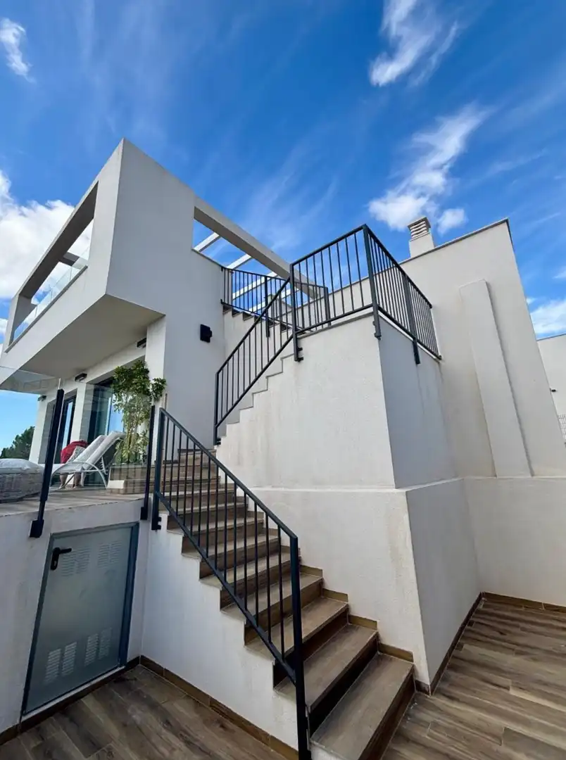 Vista exterior de Casa o xalet en venda en Polop amb Aire condicionat, Jardí privat i Terrassa