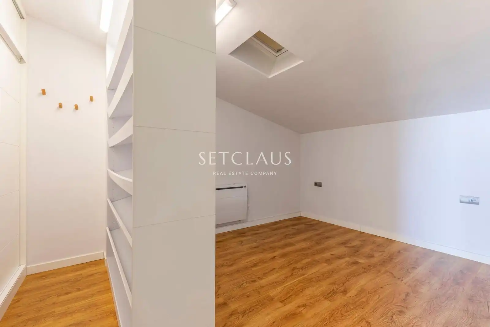 Attic for rent in Tiana  with Air Conditioner, Heating and Parquet flooring