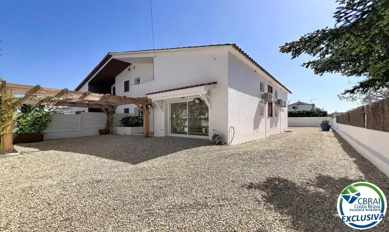 Vista exterior de Casa o xalet en venda en Empuriabrava amb Aire condicionat, Calefacció i Jardí privat