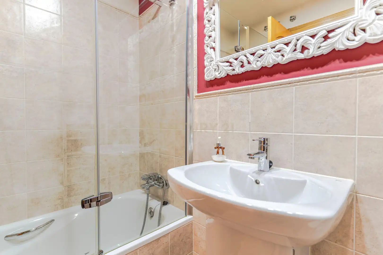 Baño de Apartamento en venta en Vélez de Benaudalla con Aire acondicionado, Trastero y Piscina