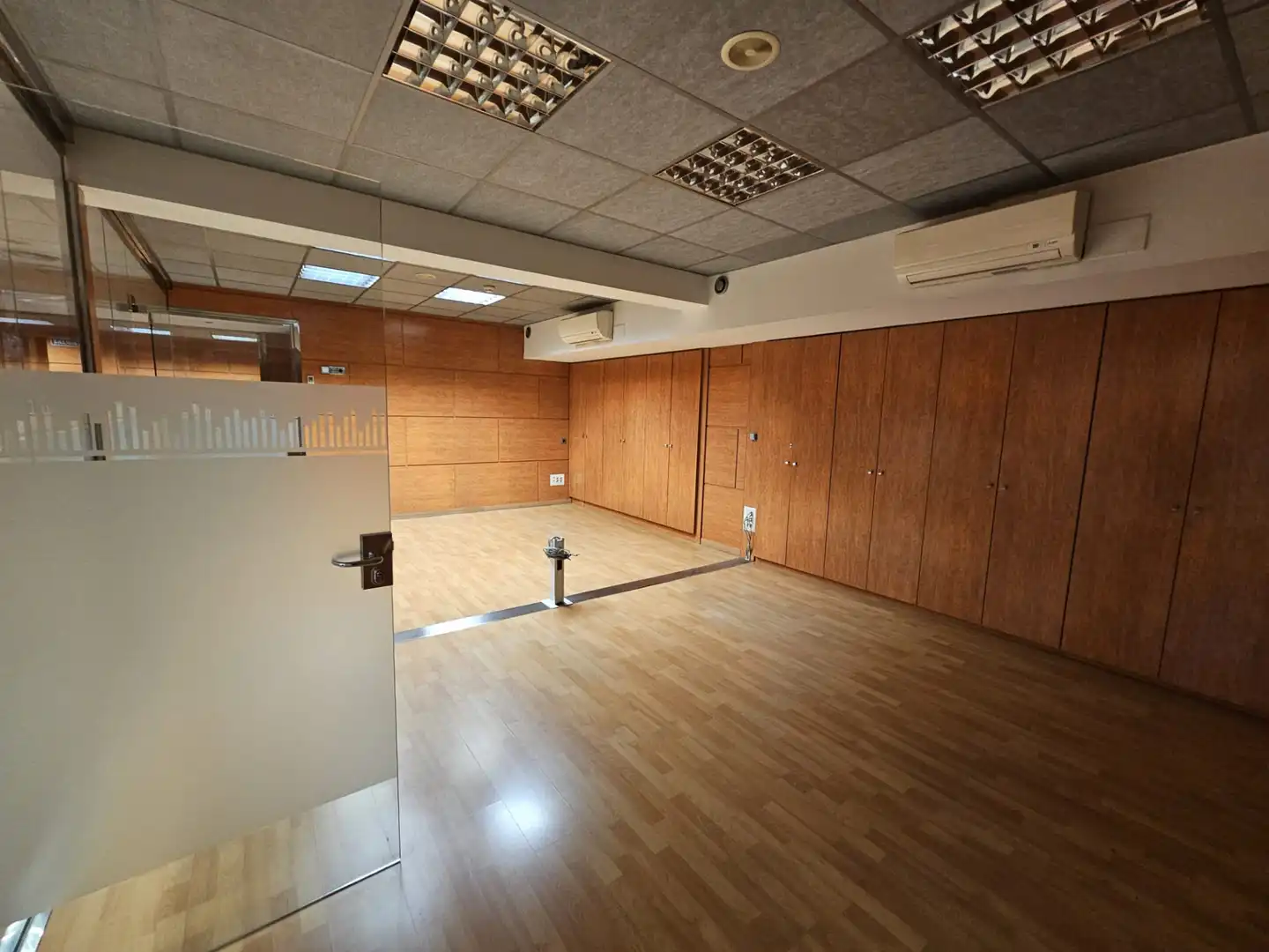 Büro zur Miete in Barcelona mit Klimaanlage und Balkon