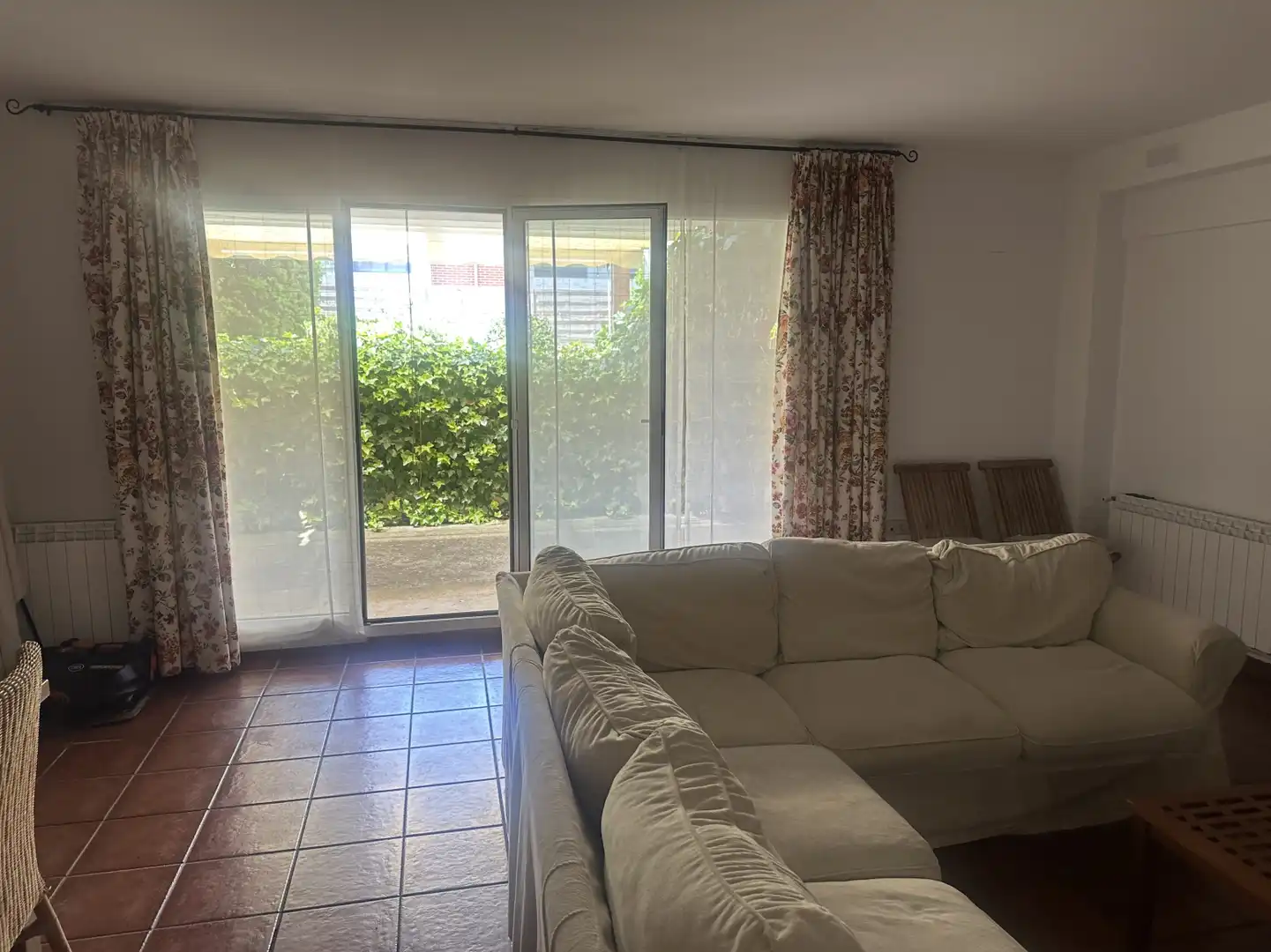 Sala d'estar de Casa adosada en venda en  Logroño amb Calefacció, Jardí privat i Terrassa