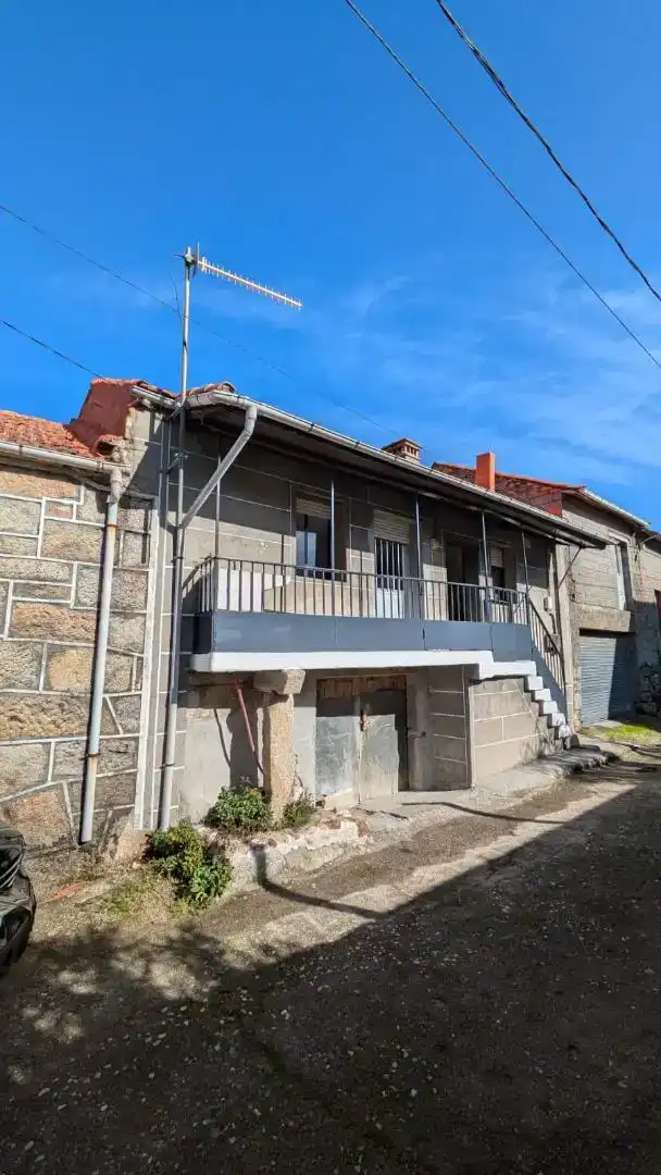 Vista exterior de Casa adosada en venda en Calvos de Randín amb Moblat i Balcó