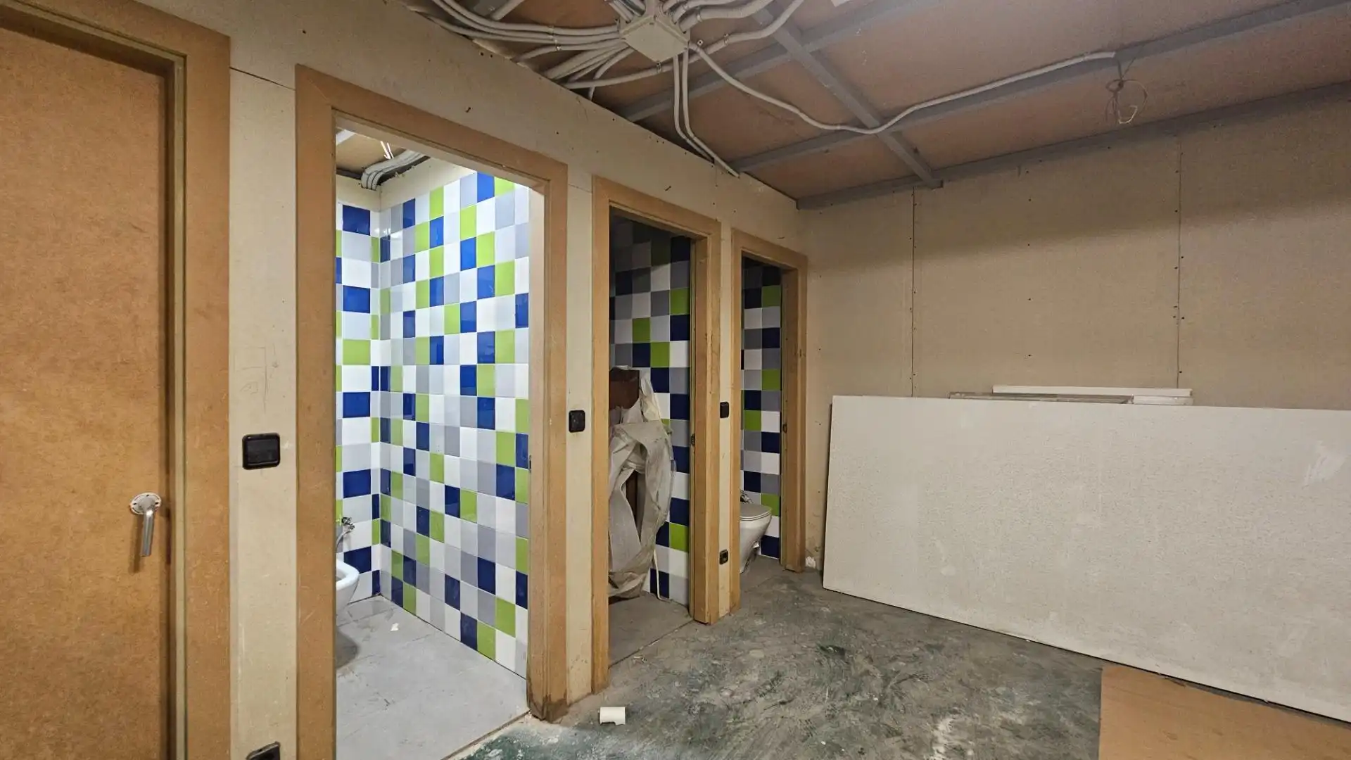 Badezimmer von Fabrikhallen zum Verkauf in Gordexola