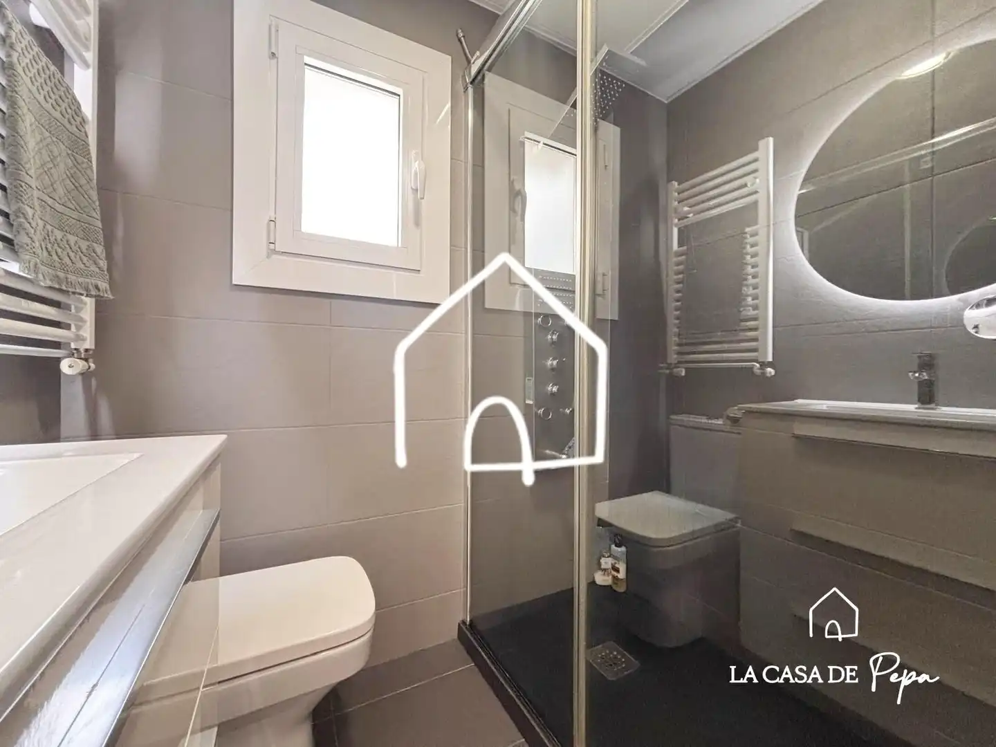 Badezimmer von Dachboden zum Verkauf in Viladecans mit Klimaanlage, Heizung und Parkett